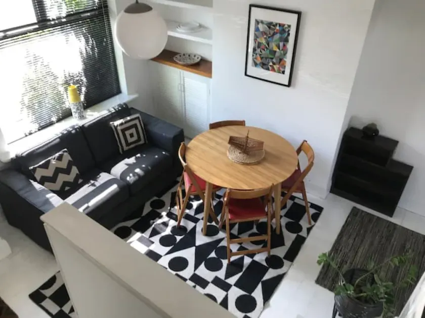 Stylish comfortable home with free parking - Image 1