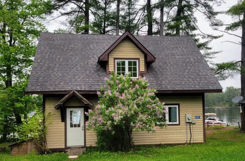 Lakefront Muskoka Beautiful Cottage - Image 1