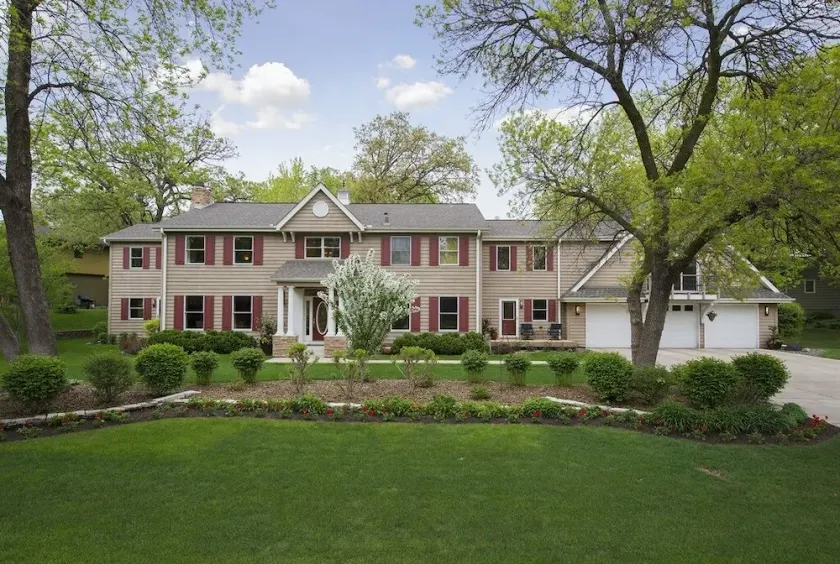 Luxury 5500 Sq ft Executive Home - Image 1