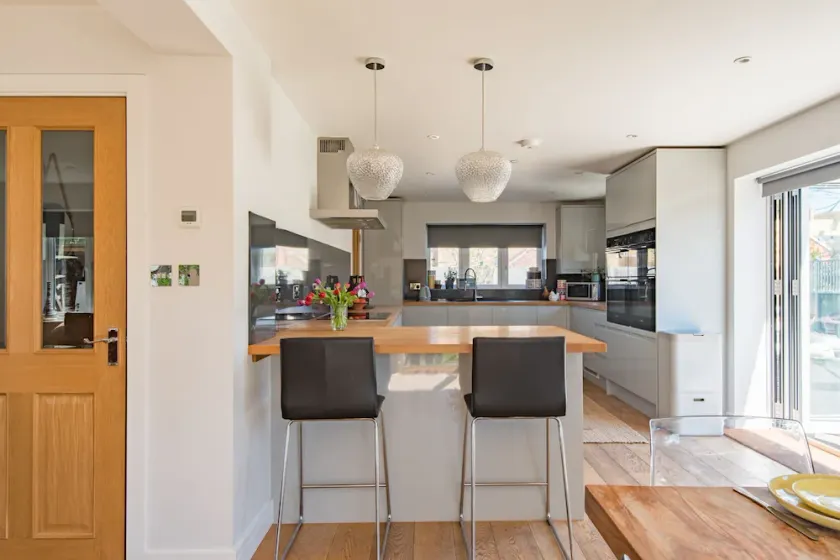 Beautiful holiday home sleeping 8 with parking and huge garden in Deal, minutes from the beach - Image 1