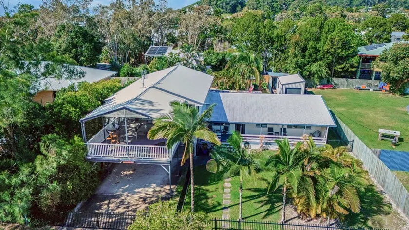 Dunworkin Rainbow Beach - Image 1