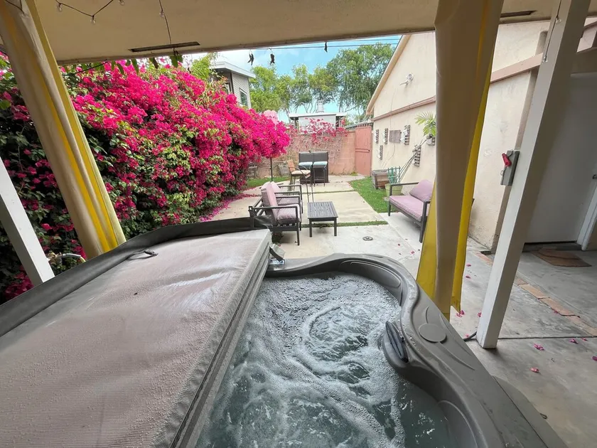 Spacious Long Beach Escape w Private Hot Tub - Image 1