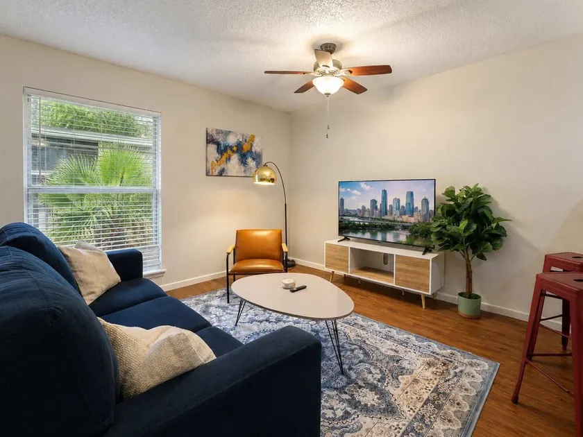 Cozy Chic 2BR King Suite w Gym&Pool close to DT - Image 1
