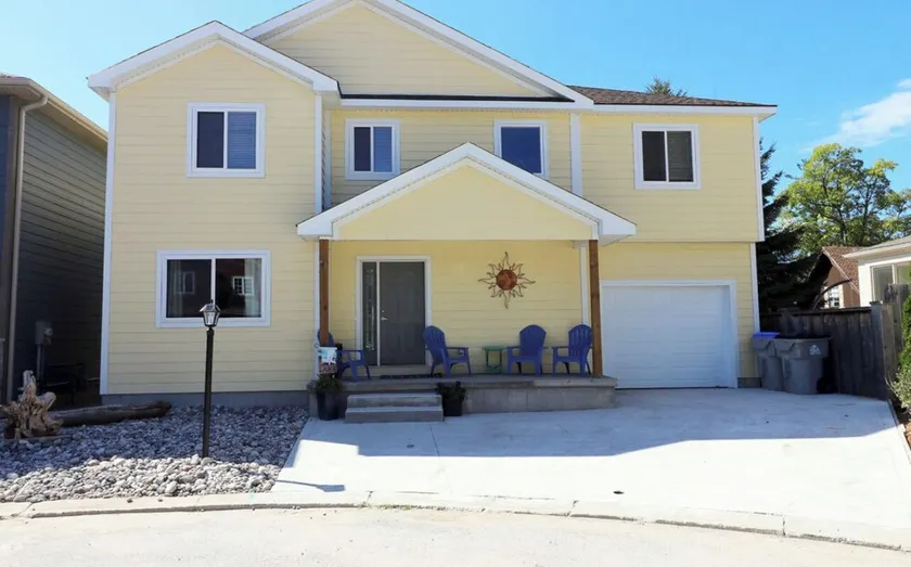 Grand Bend Beach Luxury Home: Cozy & Upscale - Image 1