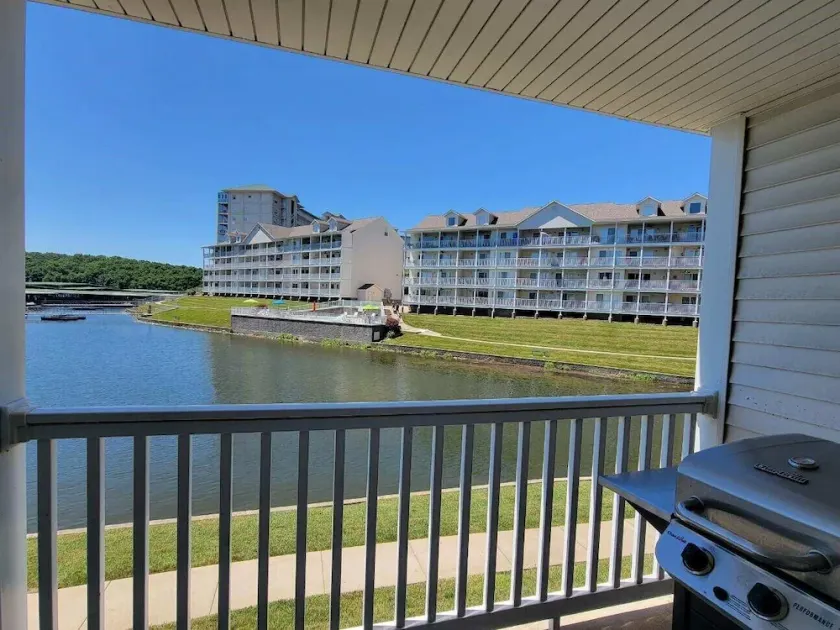 Lakefront Parkview Bay 3BR/2bath Condo, 3 Pools - Image 1