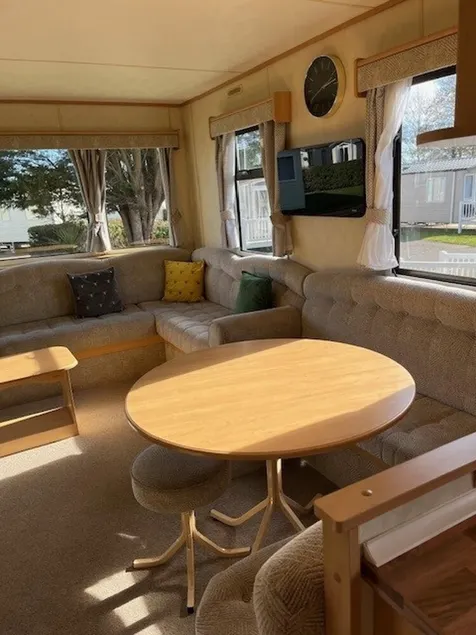 3-bed Seaside Holiday Home -pet Friendly & Parking - Image 1