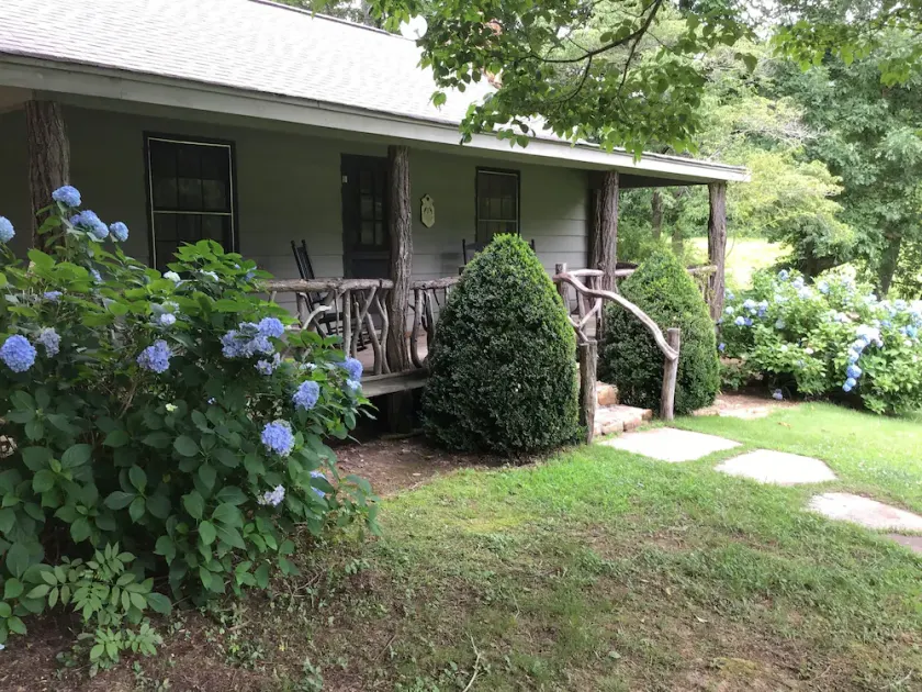 Mountain cabin, Clarkesville Ga, on beautiful trout stream near Soque River - Image 1