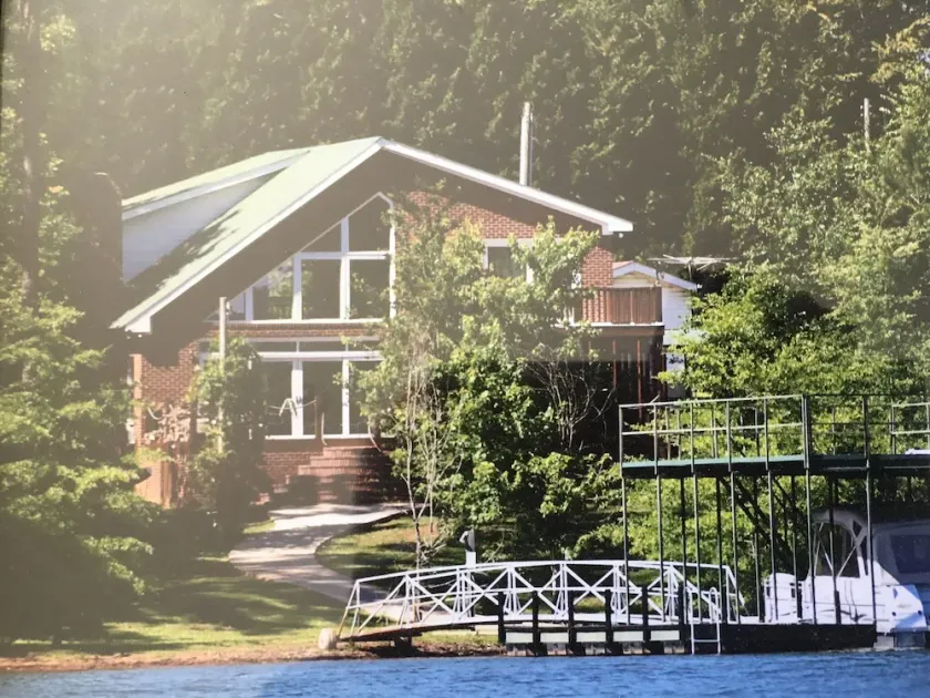 Lake Hartwell house, steps away from your boatdock - Image 1
