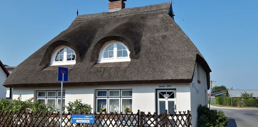 Nostalgi i et romantisk sommerhus med stråtækt tag og pejs foran øen Usedom - Image 1