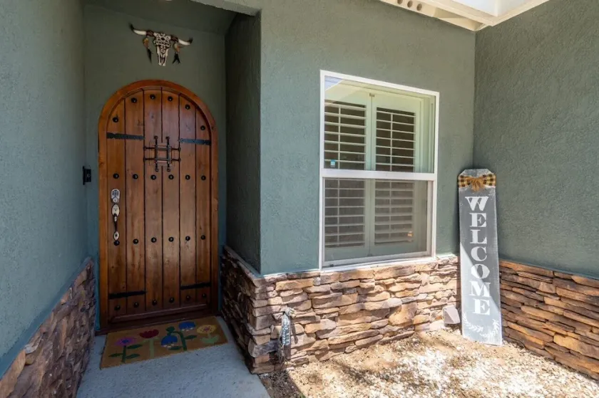 Comfy home,  30 min to Yosemite, fenced in yard, game room, prof decorated! - Image 1