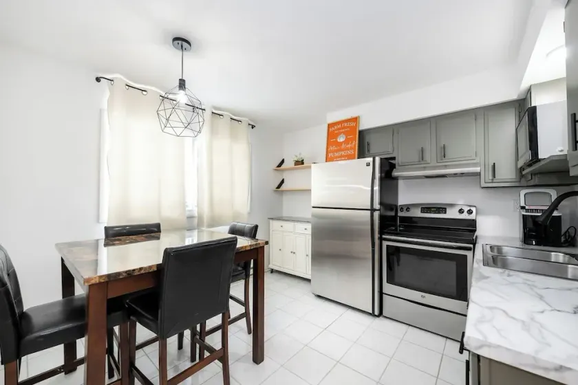 Modern 1BR Apt Near Lake & Downtown - Image 1