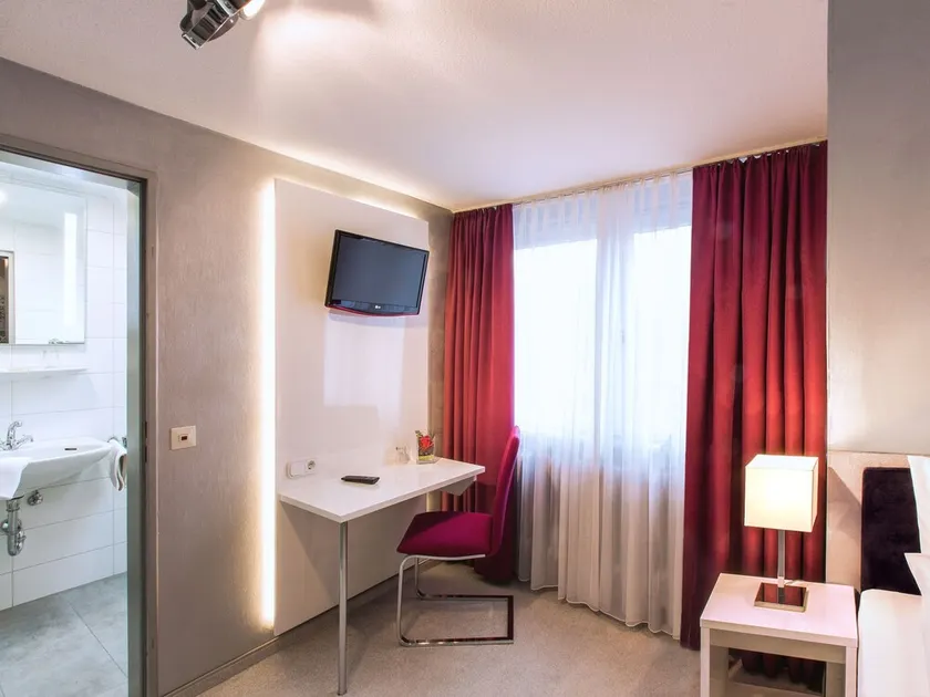 Deluxe single room, 15 sqm with private bathroom, max. 1 person - Image 1