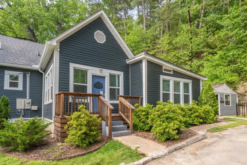 Cedar Blossom Bungalow is a cozy getaway with a 5 minute walk to downtown! - Image 1