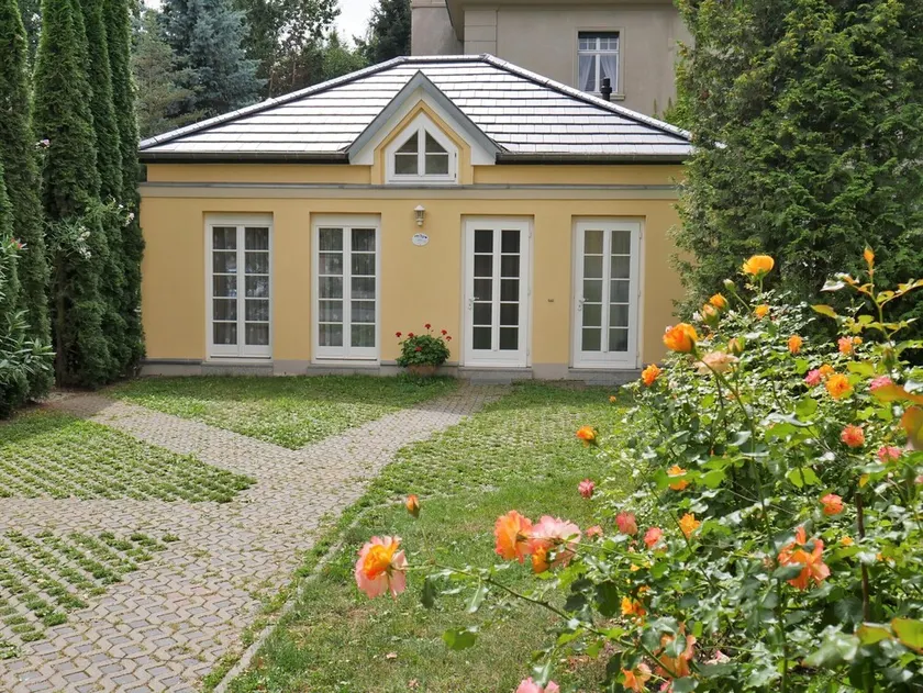 Idyllic vacation home with terrace and romantic garden in a central location - Image 1