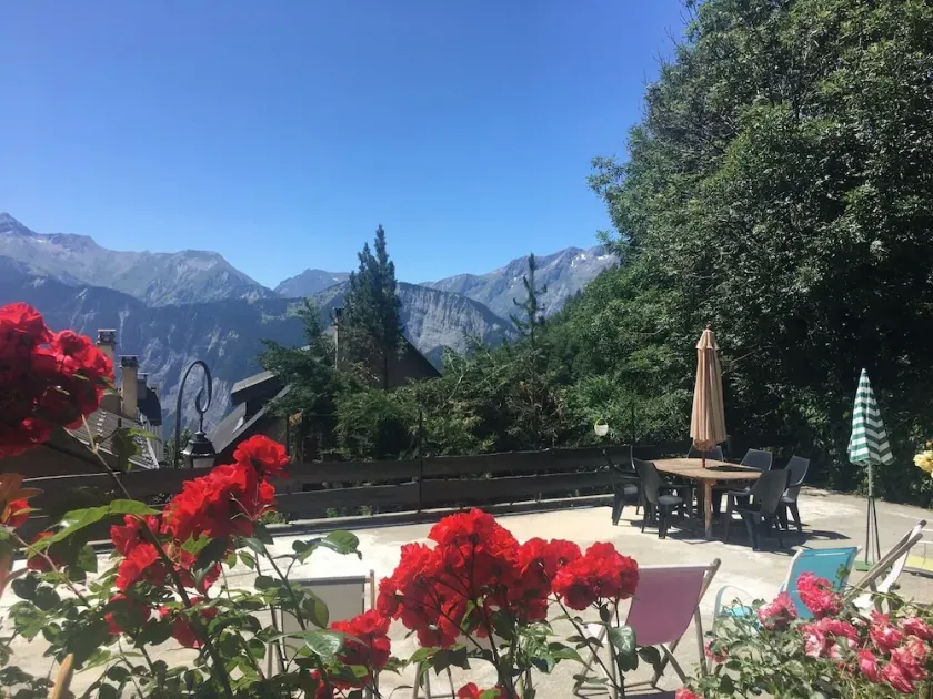 Chalet in Alpe d'Huez for 10 people, 100 meters from the aerial cableway, mountain views, garden, terrace - Image 1