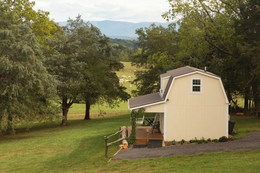 On farm cottage with mountain views. - Image 1