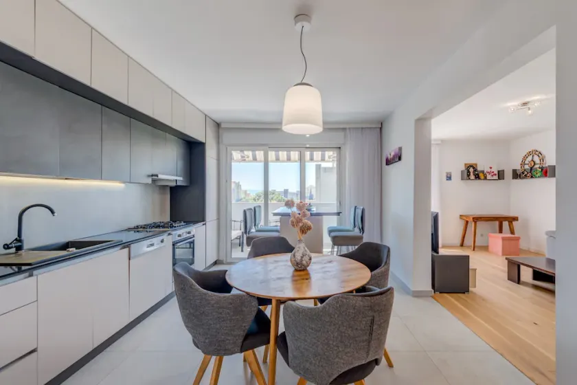 Modern 90 m2 apt with balcony w the sea view - Image 1