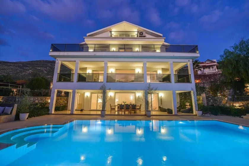 Luxury Villa in Ölüdeniz - Image 1