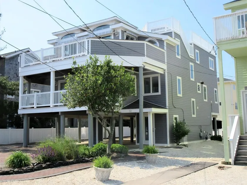 Close walk to the beach, the perfect home for a single family. - Image 1