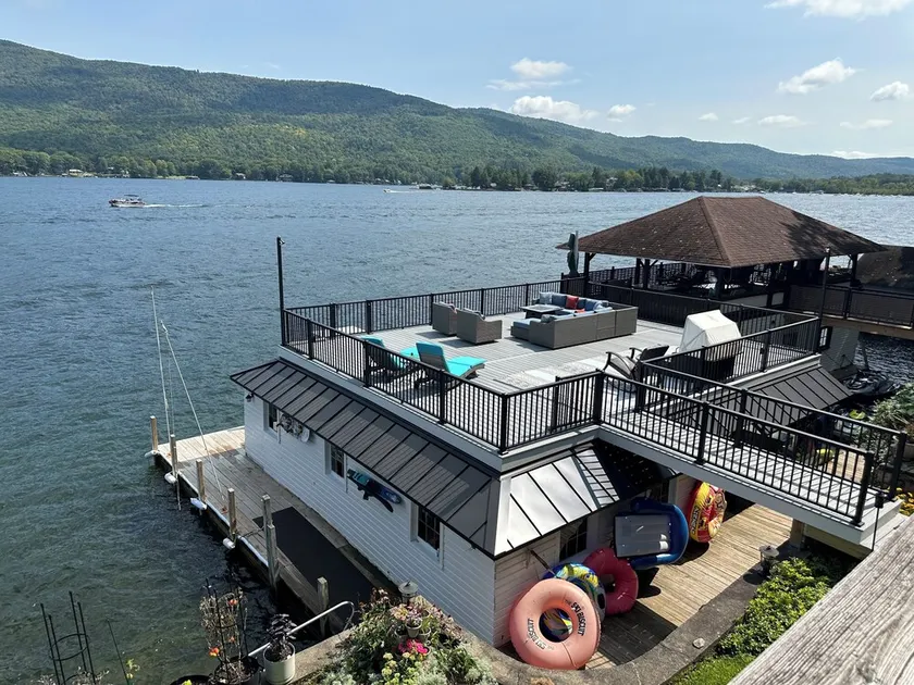 Lakeside Cottage with Mountain Views - Image 1