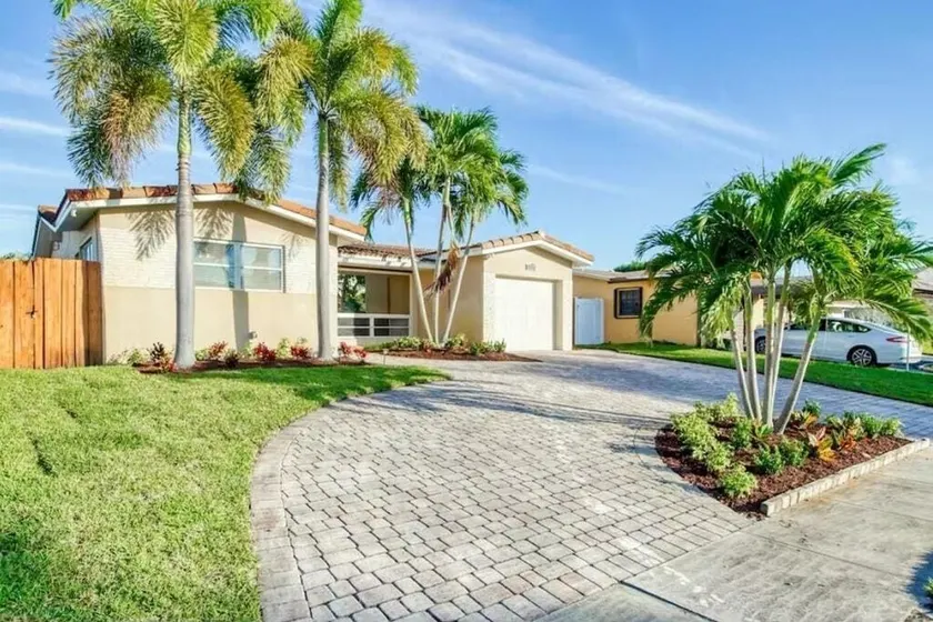 Heated Pool 3BR Home, 15mins to Beach - Image 1