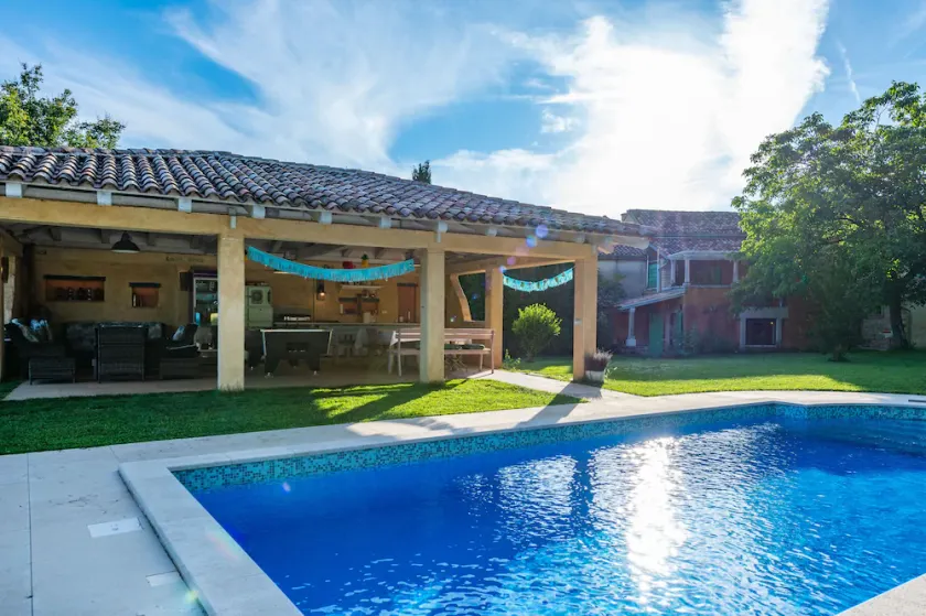 Ideal for large groups! Huge garden, pool, 7 bedrooms, centre of Istria - Image 1