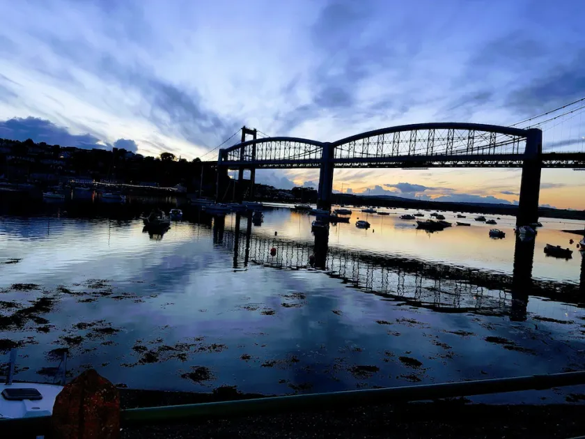 Riverside retreat by Brunel’s Bridge, balcony view, off‑road parking, EV charger - Image 1