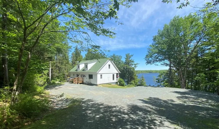 Tranquil Lakefront Property, Situated in the Heart of the South Shore - Image 1