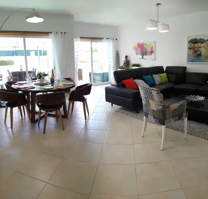 Large luxury apartment with swimming pool, garage, air conditioning and free WiFi - Image 1