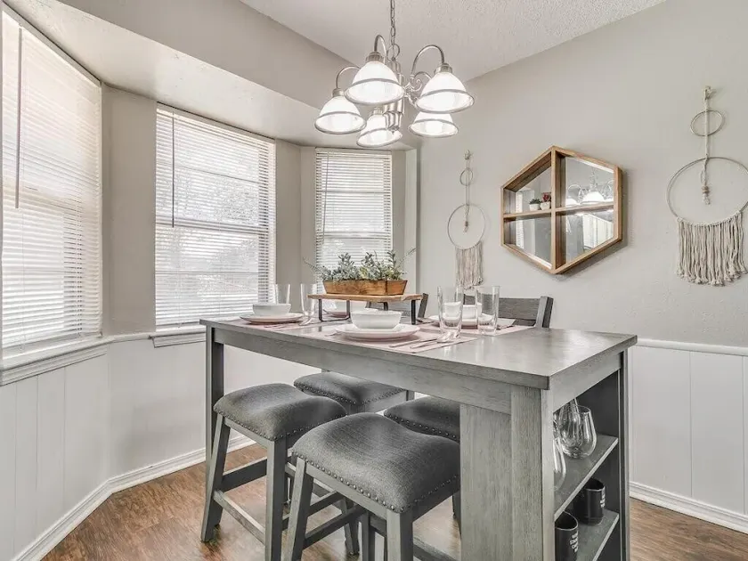 7 mil->Softball HOF-Near Tinker AFB- Full Kitchen-Fenced Bkyd-Garage-W/D-Dogs - Image 1