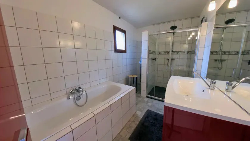 Beautiful villa with a private, fenced-in swimming pool - Image 1