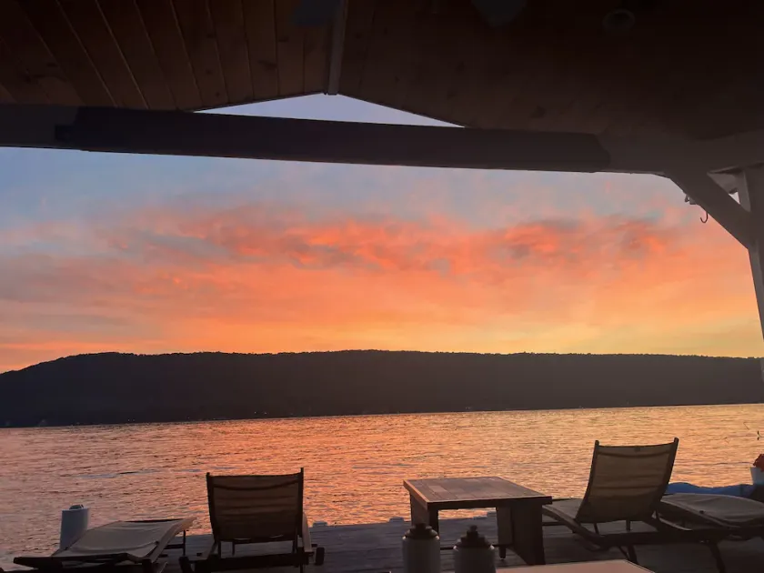 WINERIES & BREWERIES NEARBY-NEWLY RENOVATED LAKEFRONT COTTAGE-BOAT SLIP-HOT TUB - Image 1
