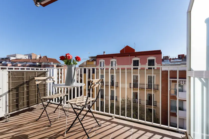 The 100sqm, sunny, 3  bedrooms, 2 baths apartment, 6pax,  in central Barcelona - Image 1