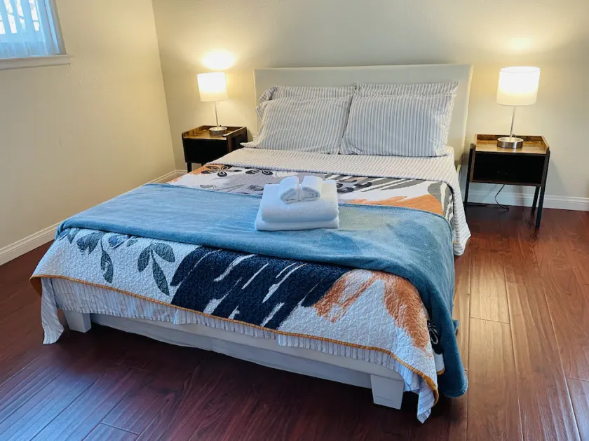 2-12 people 4 bedrooms 6 beds 2 bathroom, free parking, pets friendly - Image 1