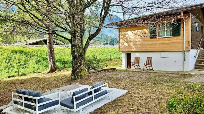 Charming Alpine Chalet in Rougemont - Image 1