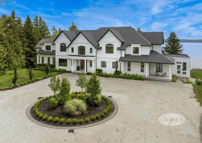 Magazine worthy 8 bed 7 bath cottage on Lake Simcoe! South Exposure! - Image 1