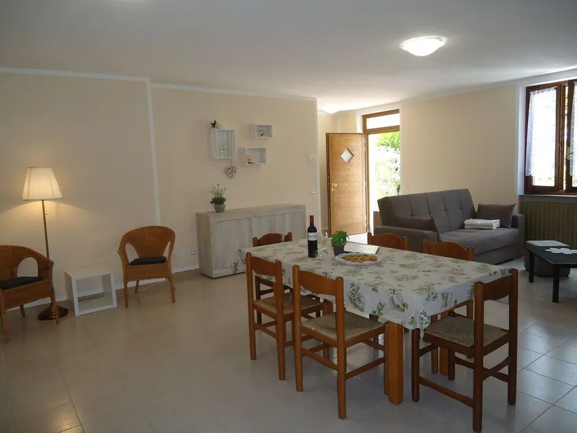 Stueetagen lejlighed op til 6 pers., 3 soveværelser, terrasse og have, 300m til søen - Image 1