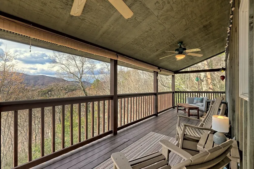 Cozy cabin with a view 1 mile from downtown Clayton - Image 1