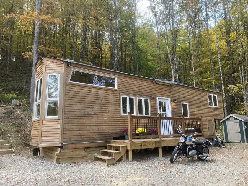 Custom-built Tiny House on forested lot near Quechee - Image 1