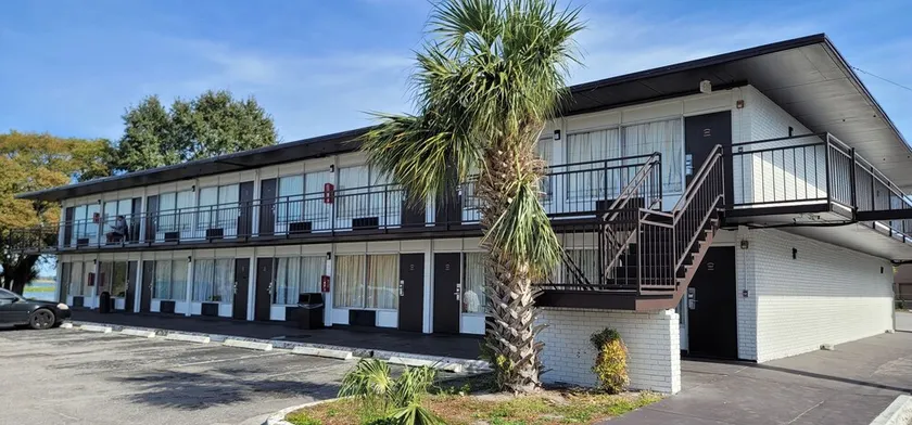 Paramount Lakeside Inn & Suites - Image 1