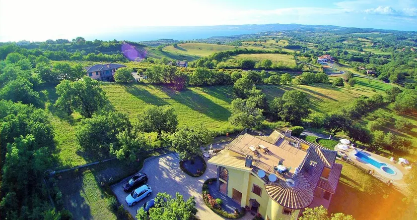 Villa with enchanting view of the lake, private swimming pool and whirlpool - Image 1