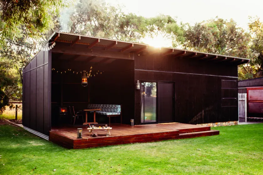 Eagle Bay CABIN - ein seltener Fund mit direktem Zugang zum Strand und großer Rasenfläche. - Image 1