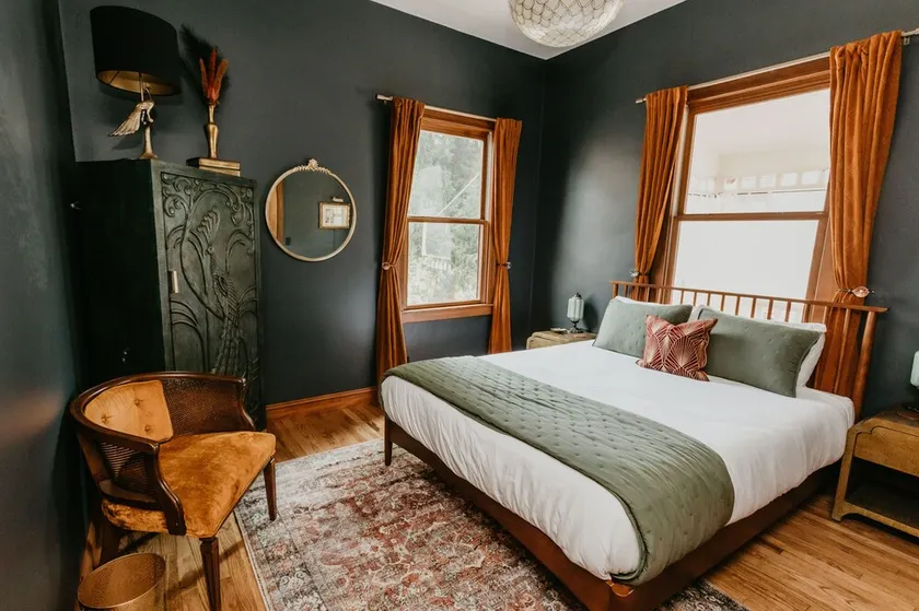 1 bedroom Modern Victorian in heart of downtown - Image 1