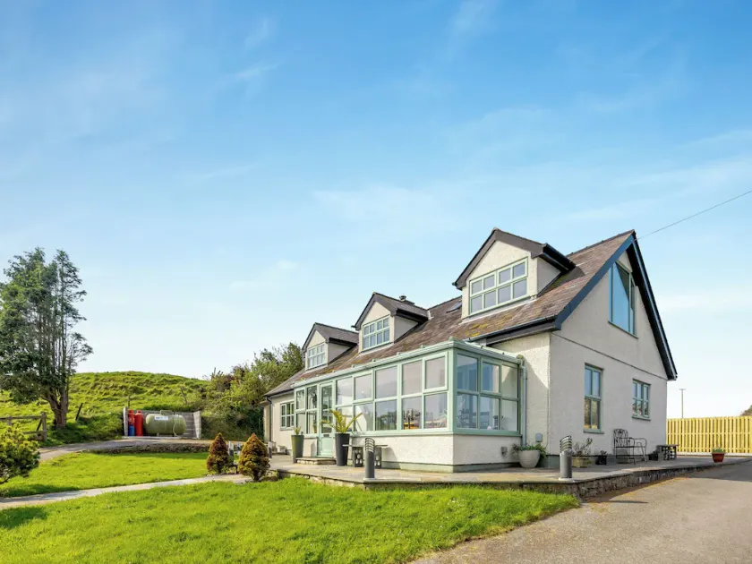 4 Schlafzimmer Unterkunft in Llanddona - Image 1