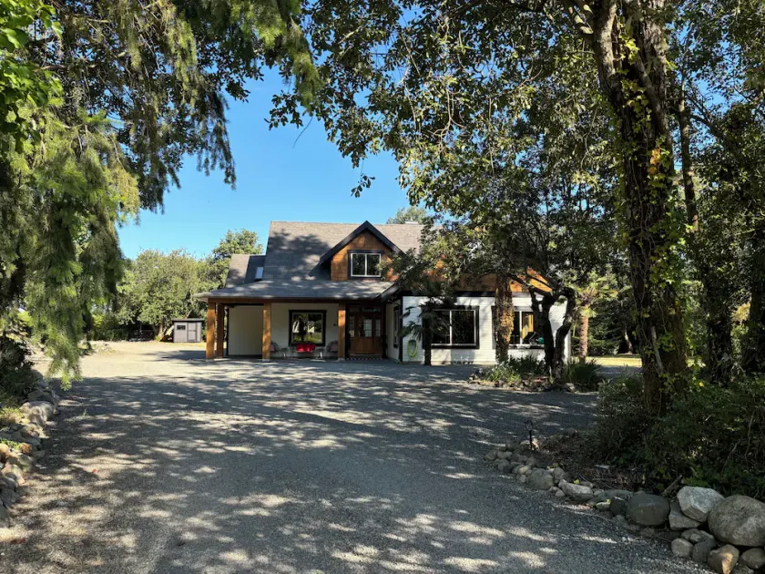 Seabrook Farmhouse with Hot Tub & Swimming Pool, 4 min to Butchart Gardens  - Image 1