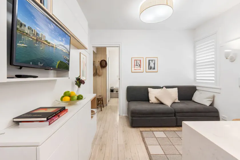Bay View in Rushcutters Bay - Image 1