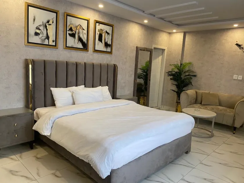 Luxus Suites - Image 1