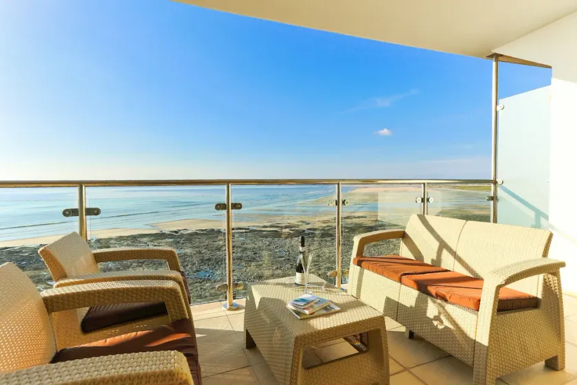 AS SEEN ON TV! Headlands Luxury Beachside Apartment - Image 1