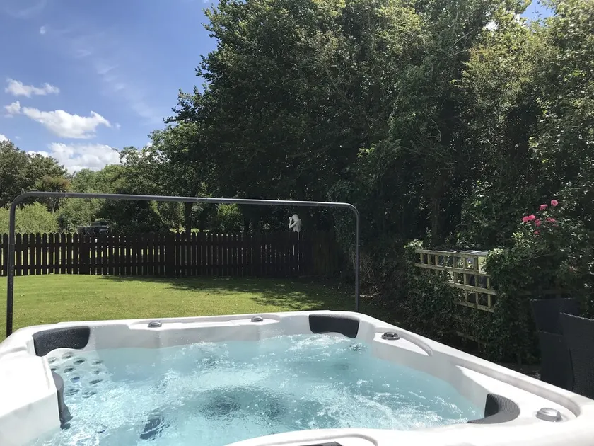 Rose Barn Sleeps 8 with Hot tub in Widemouth Bay - Image 1