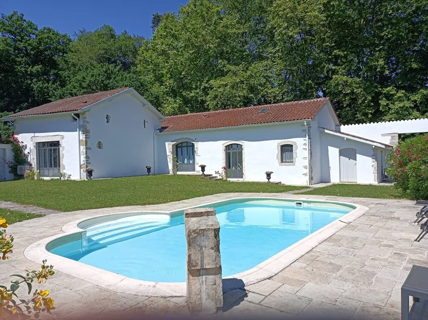 Hus i Bayonne med pool i trädbevuxen park - Image 1